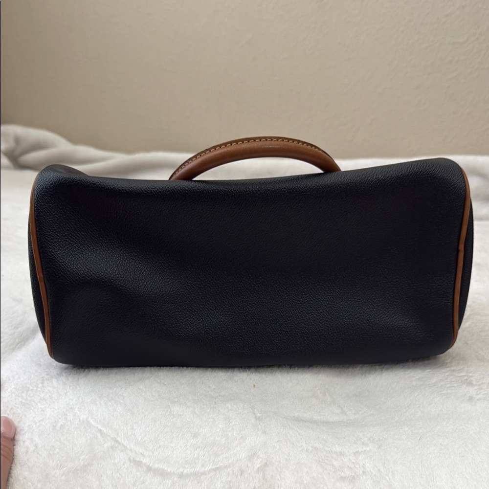 Elegant Black and Brown Leather Handbag - Picture 2 of 6